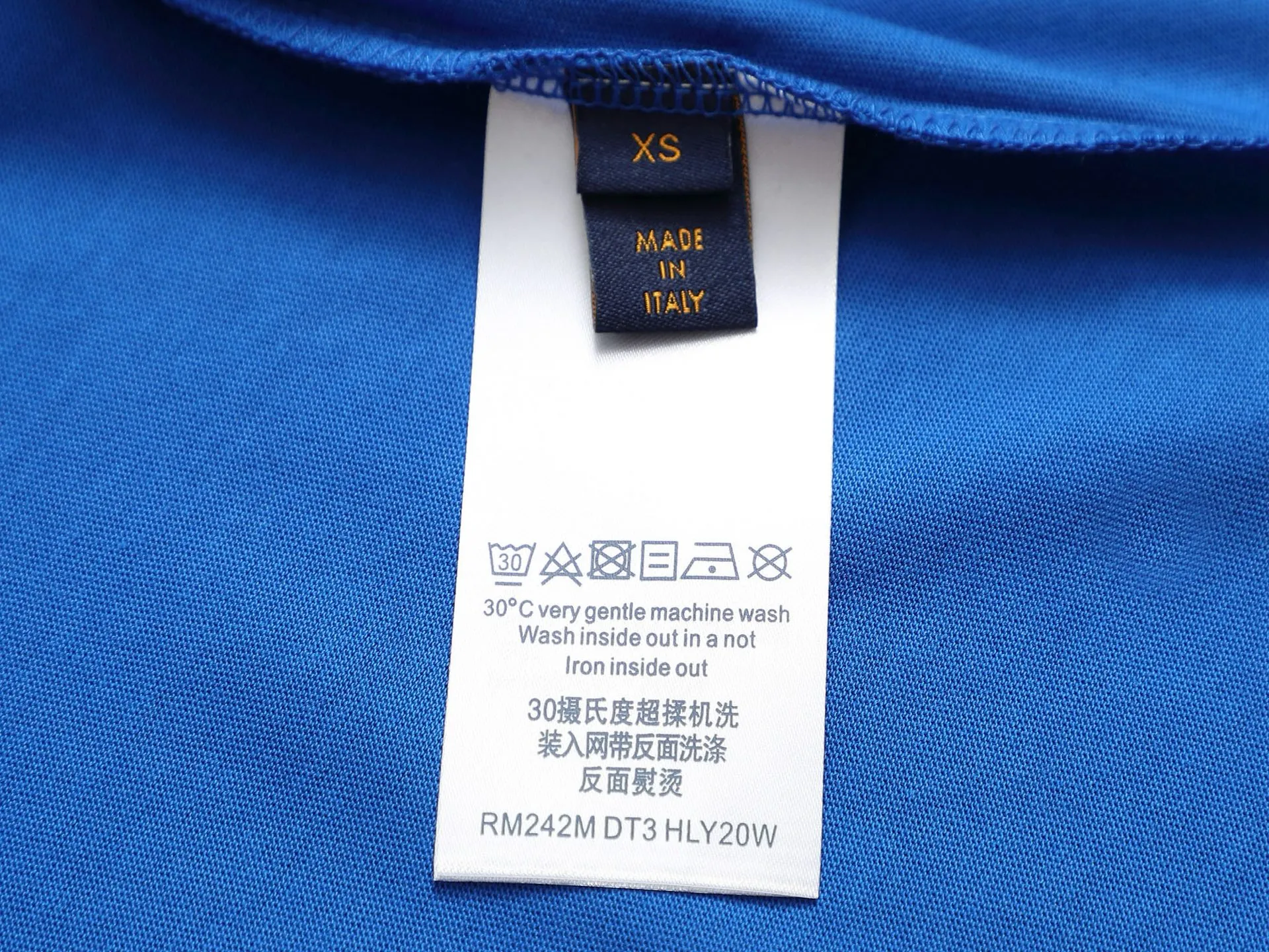 🅿️170 LouisVuitton/Louis Vuitton Foam printed T-shirt short sleeves High quality🔥High version Super iconic brand logo printing pattern The original printing is reproduced one to one, using imported puree and graffiti craftsmanship. The fabric is made of pure combed cotton. It is fresh and comfortable to match with sports shoes. Suitable for shopping and dating. When layered, it looks like a blogger. Low-key and tasteful. Original fabric 260g double yarn with high weight, 100% combed cotton, custom-woven and dyed with no color difference, no pressure in and out of the counter, through-shoulder strapping process, increased washing life of clothes, no deformation, high version digital printing process, no fading, bright colors, the same style as Internet celebrity stars, regardless of age, body shape or gender, super eye-catching, very fashionable ❤️❤️, very comfortable in hand, super texture, fashionable and individual, super versatile and good-looking, a must-have for everyone Better match for couples. Hang tag, collar label, washed wheat, all three labels are complete! ! Loose fit, same style for men and women Color: black/white/color blue Size: XS S M L
